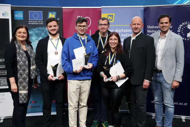 Siegerteam „bester Prototyp“: mein ZöWa. v.l. Kerstin Koren (Land NÖ), Nico Kufner (gemdat), Paul Kerschner (USTP), Jan Hermann (USTP), Anna Neubacher (USTP), Claus Zeppelzauer (Geschäftsführer ecoplus Haus der Digitalisierung), Bundesrat Sebastian Stark. | Foto: weinfranz