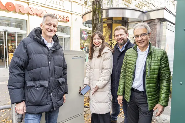 Entsperren den ersten Stromverteiler mit Smart Lock am Eisernen Tor: Stadtrat Manfred Eber, Gemeinderätin Anna Robosch sowie den Energie-Graz-Geschäftsführern Josef Landschützer und Boris Papousek (v.l.).  | Foto: Stadt Graz