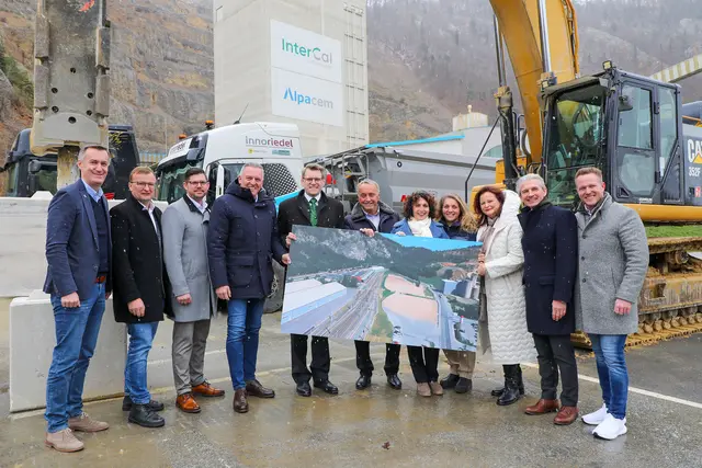 Die steirische Politik-Spitze war beim Startschuss für den Terminal Peggau stark vertreten. | Foto: Armin Russold