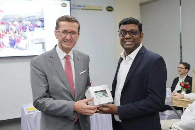 Auch für Uday Kiran, der das Miba Engineering-Center in Pune aufgebaut hat, gab es von Wirtschaftslandesrat Markus Achleitner eine Gmundner Keramik-Tasse als Dank für den Empfang der Wirtschaftsdelegation aus Oberösterreich. | Foto: Land OÖ/Maringer