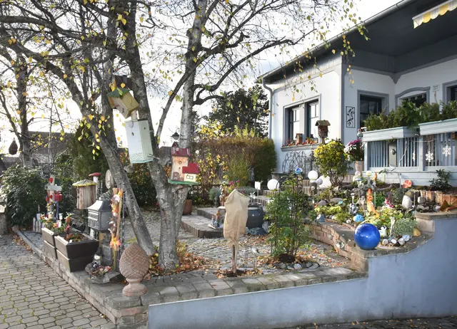 Die beeindruckende Sammlung an Nistkästen im Garten. | Foto: Herbert Schleich