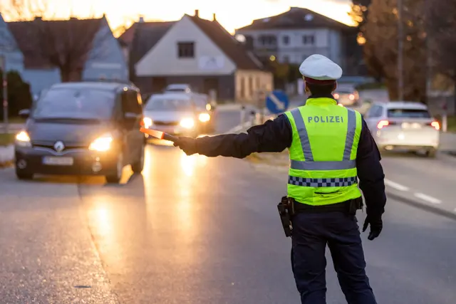 Polizei und ÖAMTC prüfen in St. Pölten die Fahrzeugbeleuchtung und tauschen defekte Lampen direkt vor Ort. | Foto: ÖAMTC/Christian Husar