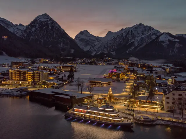 Bei der Seeweihnacht können Besucher:innen mit einem weihnachtlich dekorierten Schiff in See stechen.

 | Foto: Achensee Tourismus