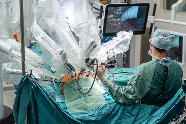Roboterassistierte Chirurgie ermöglicht minimalinvasive Eingriffe mit zahlreichen Vorteilen für die Patientinnen und Patienten und kürzeren Krankenhausaufenthalten.  | Foto: Harald Tauderer