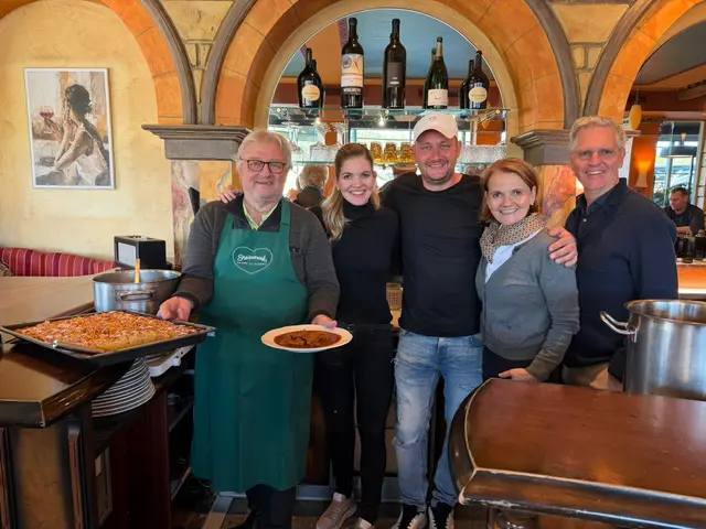 Starkoch Willi Haider mit Familie Paier und Geburtstagskind Matthias Haider, der das Team zu einem köstlichen Gulasch einlud. | Foto: MeinBezirk