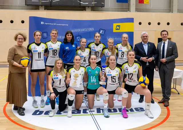 Landesrätin Christiane Teschl-Hofmeister (l.) , Landesrat Martin Antauer (2.v.r.) und Bildungsdirektor Karl Fritthum (r.) mit dem siegreichen Team des BORGL/BHASL St.Pölten | Foto: NLK Filzwieser