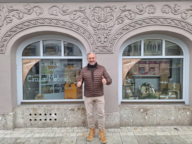 „Die ersten Schaufenster sind bereits gestaltet, es sollen noch viele weitere folgen“, freut sich Holzgemeindeobmann Hans Rechner.  | Foto: Holzgemeinde Kuchl