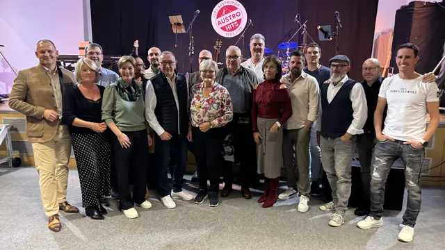 BGM Monika Fischer, NÖAAB-Obmann Franz Ambichl und VizeBGM Erika Zeh inmitten von Gemeinderätinnen und Gemeinderäten,  den Mitgliedern der Band Austrohits und Sponsoren des Events