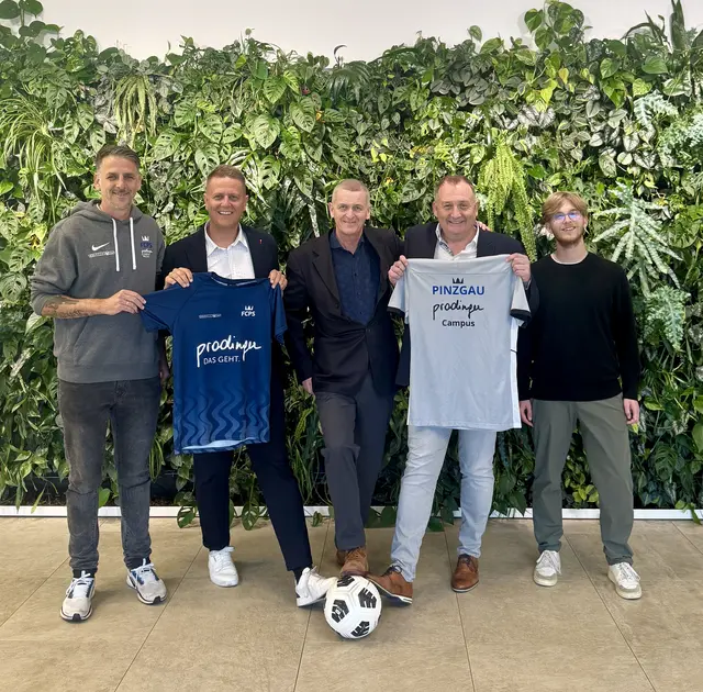 Michael Pilko (Sportlicher Leiter NWZ), Markus Steiner, Lukas Prodinger (Prodinger Gruppe), Christian Herzog (FC Pinzgau) , Arthur Prodinger (Prodinger Gruppe) | Foto: Prodinger Gruppe