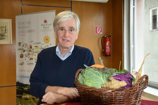 Dr. Georg Lexer beriet die Besucherinnen und Besucher rund um das Thema Wintergemüse, Darmgesundheit etc. | Foto: MeinBezirk/Carmen Rienzner