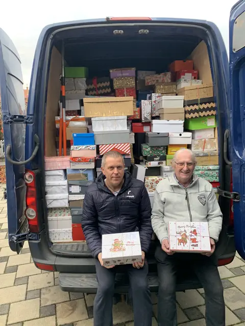 Die liebevoll gefüllten Pakete wurden sortiert, verpackt und für den Weitertransport vorbereitet. | Foto: Weingut Gager