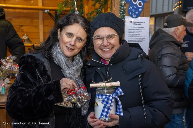 Stationsleiterin Manuela Moldoveanu und PA Karin Frantsitz überzeugten sich von der Ideenvielfalt ihrer Station Sonnenblume (vlnr). | Foto: www.cine-motion.at / Ivanek