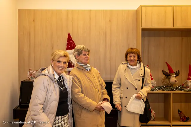 Traude, Nora und Monika, drei Damen, die hier als Besucher schon fast zum Betreuerungsteam zählen (vlrn). | Foto: www.cine-motion.at / Ivanek