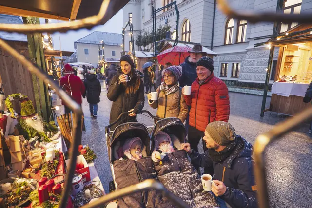 Der Adventmarkt am Rathausplatz und der dahinter liegende Zwergerlwald haben jedes Wochenende geöffnet. | Foto: Bernhard Bergmann