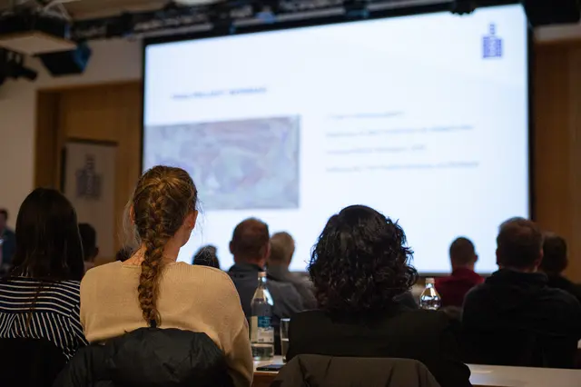 Bei der Vollversammlung des Tourismusverbands Tiroler Zugspitz Arena am 19. November 2025 in Ehrwald wurde u.a. die positive Entwicklung der Nächtigungsstatistik präsentiert. | Foto: Tiroler Zugspitz Arena / Nicola Radovic