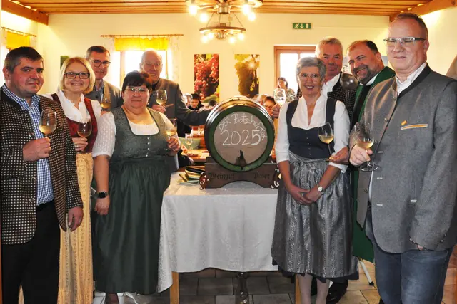 Philipp Paier,  Christa Mang, Leo Ramharter, Manuela Vittek, Reinhold Griebler, Luise Paier, Theodor Paier, Pfarrer Jerome u. Andreas Vittek  | Foto: Ludwig Wurst