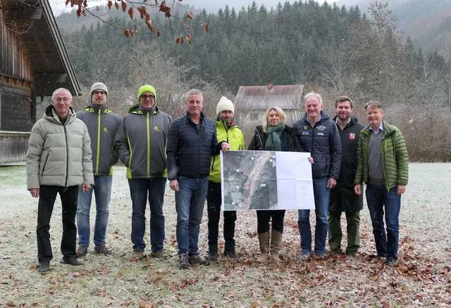 Vor Ort bei der Überprüfung des Gefahrenzonenplanes: Friedrich Pühringer (Amt der NÖ Landesregierung), Mario Schritter, Gebietsbauleiter Eduard Kotzmaier (beide Wildbachverbauung), Andreas Pichler (BMLUK), Georg Dichlberger (Wildbachverbauung), Helga Fellner (Amt der NÖ Landesregierung), Bürgermeister Friedrich Fahrnberger, Amtsleiter Christoph Ruspekhofer und Sektionsleiter Christian Amberger (Wildbachverbauung), | Foto: WLV