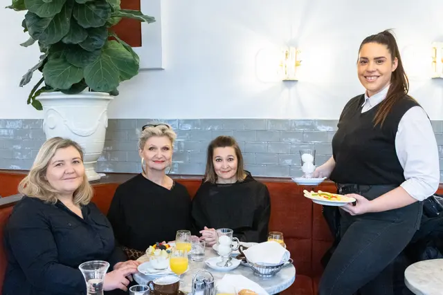 Frühes Frühstück im "Kaffee Weitzer": Ana Djak (r.) servierte Martina Maros-Goller, Elke Steffen-Kühnl und Babsi Schneider (v. l.) Köstliches. | Foto: Konstantinov