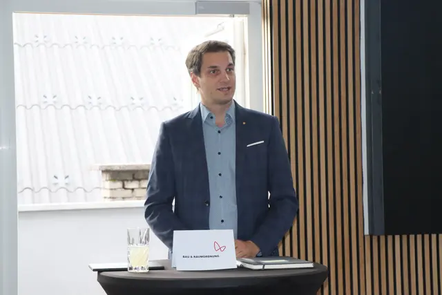 Bürgermeister Michael Riedhart winkt ab: "Die Entscheidung des Gemeinderates ist zu akzeptieren. Der Bäderbeirat der Stadtgemeinde Wörgl arbeitet bereits seit Monaten intensiv an einer Neubaulösung entlang der Johann-Federer-Straße." | Foto: Nimpf