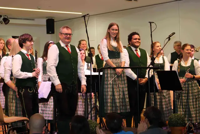 Das Dirigententrio und die MusikerInnen der FML begeisterten das Publikum. v.l.n.r.: Kapellmeister Fritz Neuböck, Theresa Hubweber &amp; Joseph Lahnsteiner | Foto: P. Dauser