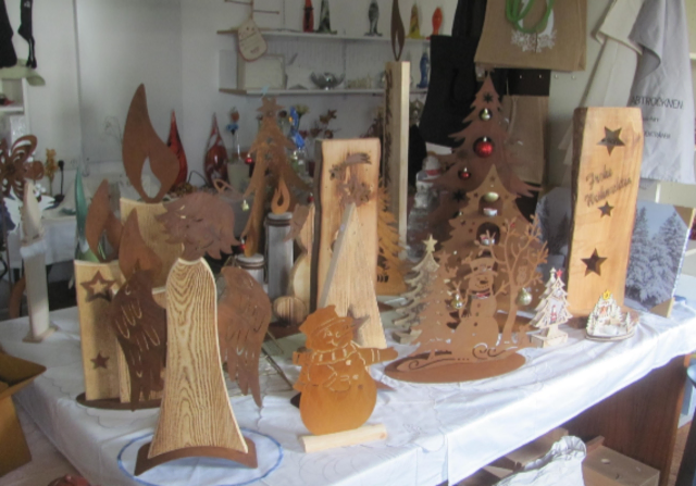 Beim Weihnachtsmarkt kann man Produkte von örtlichen Kleinfirmen und Bastlern kaufen. Damit unterstützt man die Arbeit der Behindertenhilfe Krieglach. | Foto: Komitee Krieglach-Behindertenhilfe