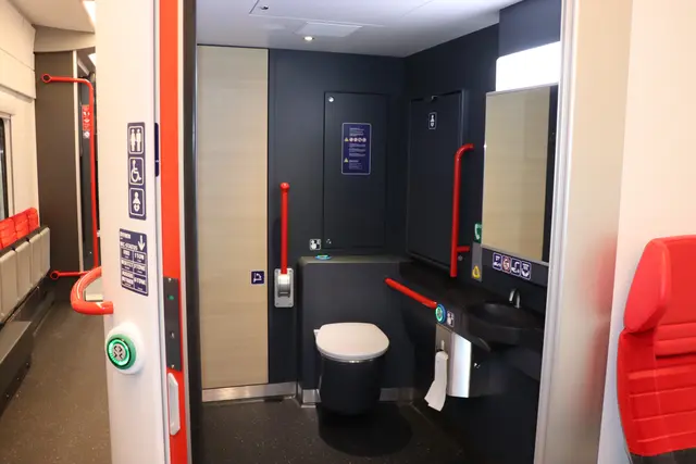 In jedem neuen Zug gibt es zwei WCs. Eines davon ist barrierefrei und sehr geräumig. | Foto: Christiane Nimpf