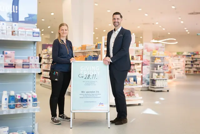 Am 28. November ist Giving Friday: Christian Freischlager, Mitglied der Geschäftsleitung, und Melanie Sonnenwald, stellvertretende Marktleitung im kürzlich neu eröffneten dm Markt Wals. | Foto: dm/Wolfgang Lienbacher