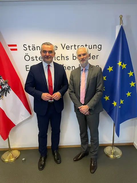 Landesrat Heinrich Dorner im Gespräch mit dem Ständigen Vertreter Österreichs in der EU, Gregor Schusterschitz. | Foto: Büro LR Dorner