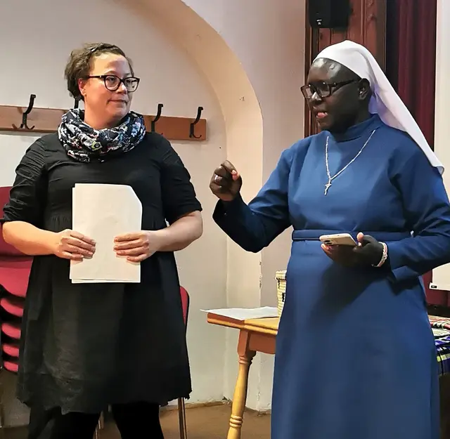 Marianne Sookdeo übersetzt den Bericht von Schwester Christine aus dem Englischen. | Foto: Josef Messirek