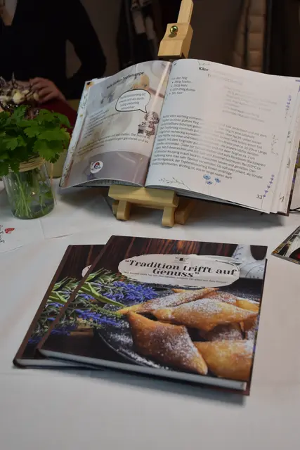 Das Kochbuch der HLW Hermagor wurde ebenso präsentiert. | Foto: MeinBezirk/Carmen Rienzner