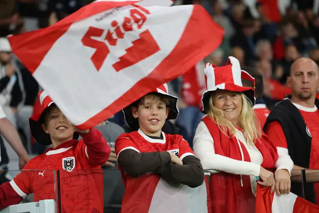 Die rot-weiß-roten Fans der U17 dürfen sich weiter freuen. Die Auswahl ist in Katar weiter und steht im Halbfinale. (Symbolbild) | Foto: APA-Images / REUTERS / Yiannis Kourtoglou