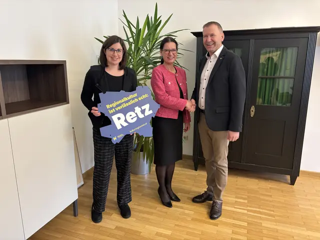 Die neue Stadtamtsdirektorin Andrea Mayer mit Bürgermeister Stefan Lang und Vizebürgermeisterin Claudia Schnabl in den Räumen des Stadtamts. | Foto: Alexandra Goll