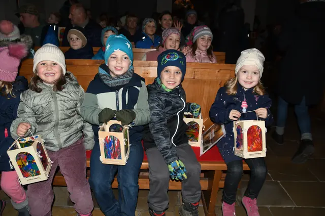 Emely Tröstl, Moritz Kartak, Liam Gießwein und Marlies Eigelsreiter in der Türnitzer Ortskirche | Foto: Hubert Größbacher