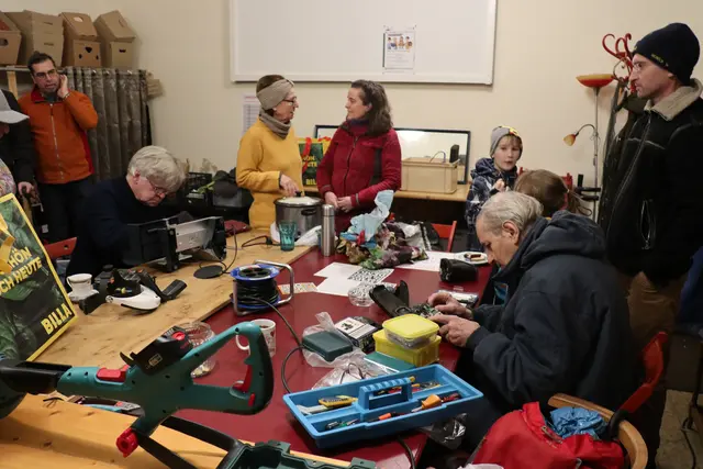Beim Reparaturcafé im Bahnhofsgebäude Unter Purkersdorf wurde fleißig gewerkt.