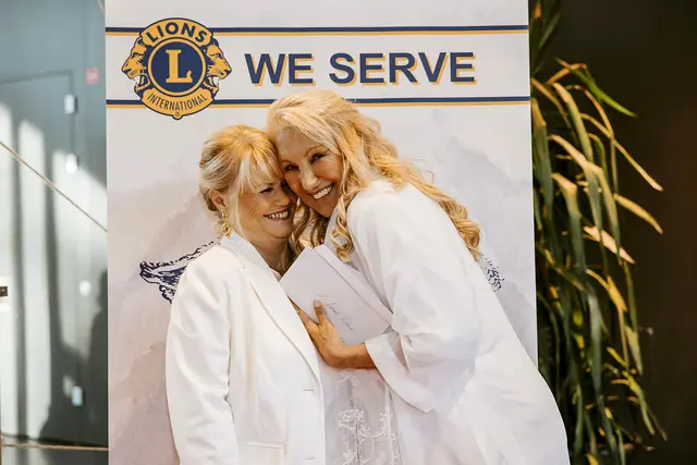 Starke Löwinnen aus Götzens: Präsidentin Elisabeth Bacher-Bracke (re.) und die 2. Vizepräsidentin Renate Holzmann hatten Grund zur Freude. | Foto: Blickfang/Julia Türtscher