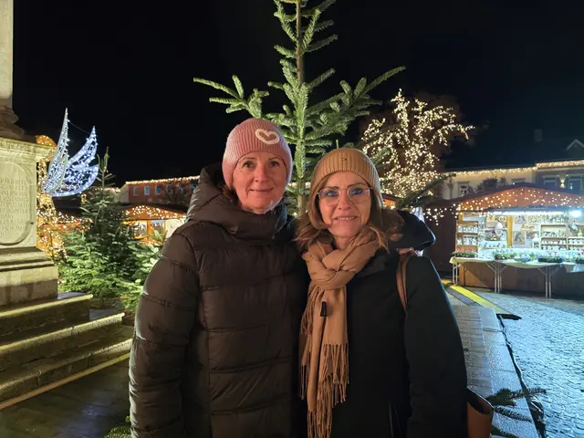 Besucherinnen des Weihnachtsmarkts | Foto: Lena Ferstl