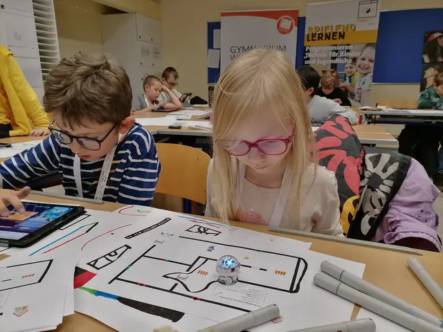 Erstmals werden bei CoderDojo Steyr Ozobots programmiert.  | Foto: TIC Steyr I CoderDojo Steyr