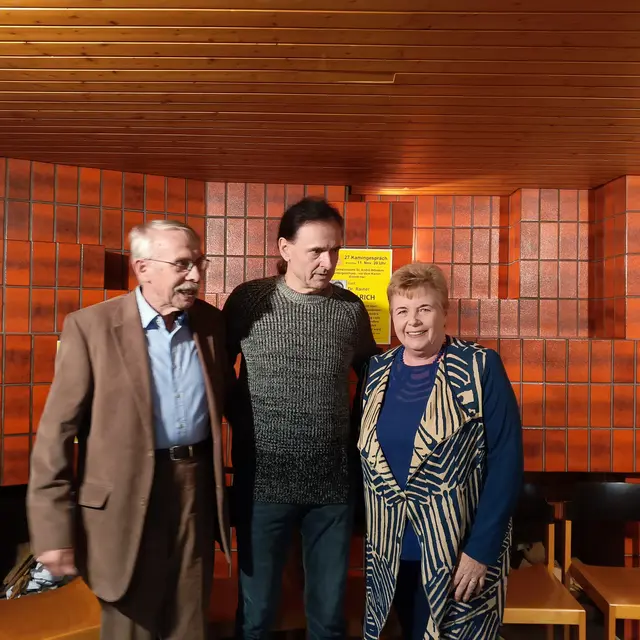 Kamingespräch mit Herrn Dr. Ullrich; links: VHS Leiter Dr.Wachter, mittig Dr. Rainer Ullrich, rechts Comoderatorin Karin Hansal. | Foto: VHS