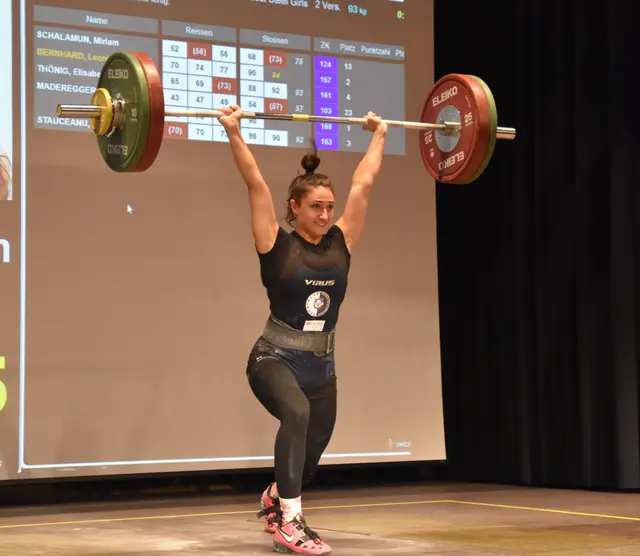 Skye Tappeiner (VÖEST) beim Stoßen von 93 kg.

Foto: Conny Högg