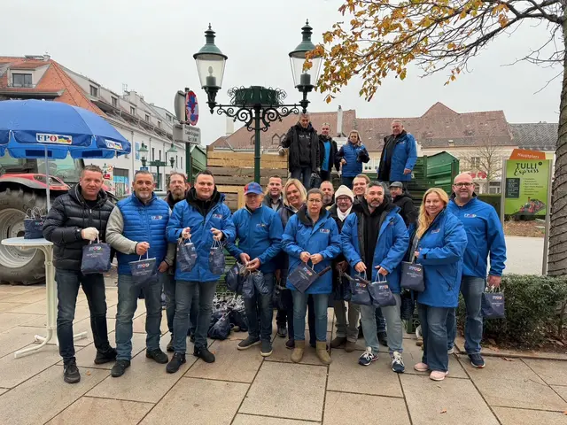Die freiheitliche Mannschaft bei der Verteilaktion am Tullner Hauptplatz  | Foto: zVg