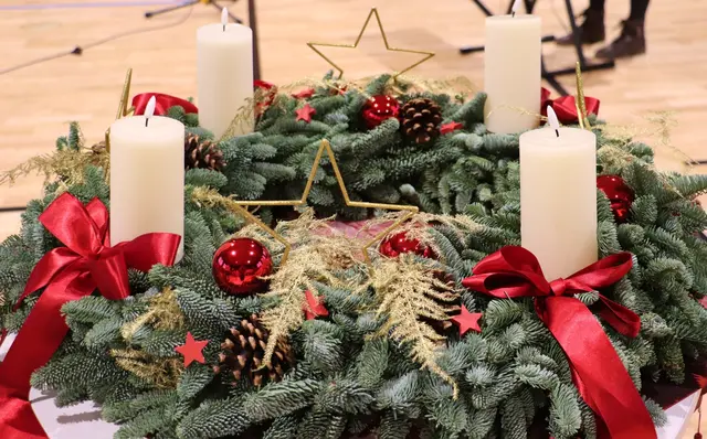 Für den Video-Clip hatte auch der Adventkranz einen frühen Auftritt. | Foto: Edith Ertl