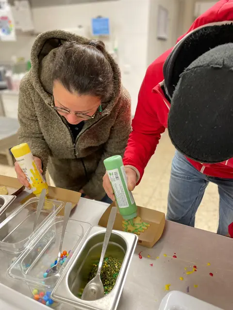 Bei der Keksstation konnten die Besucherinnen und Besucher selbst ihre Kekse verzieren. | Foto: Stefans Torten