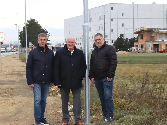 GGR Herbert Stuxer, BGM Ernst Wendl und GGR Manfred Mitzl freuen sich über die neue Beleuchtung (vlnr). | Foto: Gemeinde Himberg