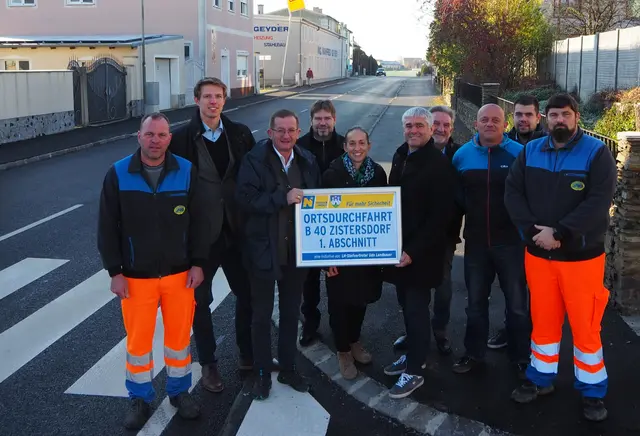 Josef Dietrich (Straßenmeisterei Zistersdorf), DI Peter Swoboda (Leiter-Stv. der Straßenbauabteilung Wolkersdorf),  LAbg. Dieter Dorner in Vertretung von LH- Stellvertreter Udo Landbauer, Ing. Anton Holzmüller (Straßenbauabteilung Wolkersdorf), DI  Sonja Dominkovics (GR von Zistersdorf), Elmar Schöberl (Bgm. von Zistersdorf), Reinhard Sattmann (Stadtrat von Zistersdorf), Ing. Jürgen Hochmeister (Baudirektor von Zistersdorf), Gerald Hofmayer (Leiter-Stv. der Straßenmeisterei Zistersdorf), Rene Winkler (Straßenmeisterei Zistersdorf). | Foto: NÖ Landesregierung