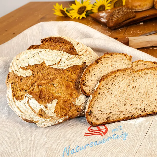 Die Familie Neudorfer backt seit Generationen frisches Brot.  | Foto: Bäckerei Neudorfer