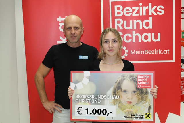 Geschäftsführer Ewald Grufeneder und seine Tochter Marie mit dem symbolischen Spendencheck. | Foto: MeinBezirk