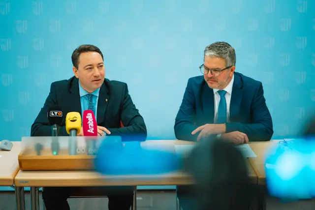 FPÖ-Chef Manfred Haimbuchner und Robert Oberleitner (Obmann der gemeinnützigen Bauvereinigung OÖ). | Foto: Land OÖ
