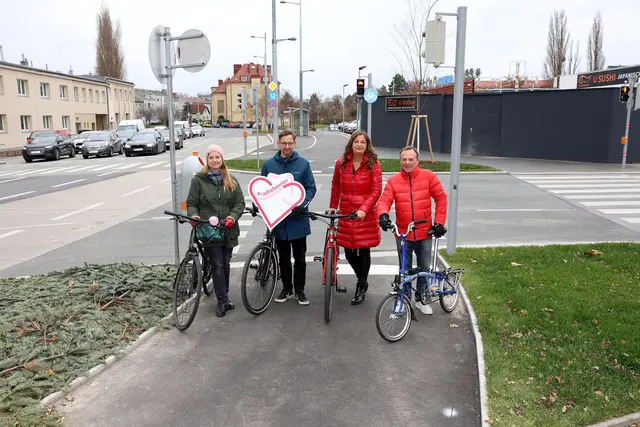 V.l.n.r.: Neos Wien Mobilitätssprecherin Angelika Pipal-Leixner, Radbeauftragter Martin Blum, Planungsstadträtin Ulli Sima (SPÖ) und Bezirksvorsteher Gerald Bischof (SPÖ) am Radweg. | Foto: Stadt Wien/Votava