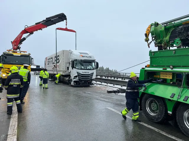 Die Bergearbeiten des verunfallten Lkw und die Reparaturarbeiten dauerten Stunden. | Foto: Asfinag