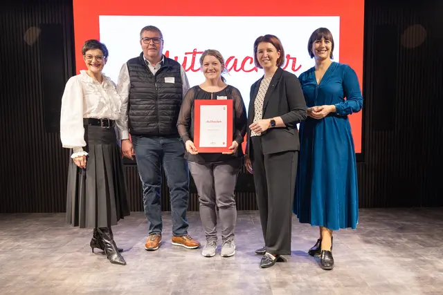 Landesrätin Michaela Langer-Weninger (2. v. re.) zeichnete Verena und Michael Fasching aus. | Foto: Land OÖ/Margot Haag